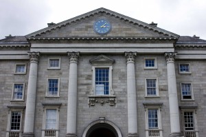 The entrance to Trinity College, with columns typical of Georgian architecture, and windows that become smaller at the top, so that the building appears taller than it is. All this is to give the illusion of grandeur, to highlight the nobility of the ascendancy space. 